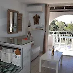 Vue Mer- Beau Studio 2 Personnes-Classement 3 Etoiles -Terrasse Abritee - Wi-Fi - Climatisation - Parking Gratuit * Le Lavandou